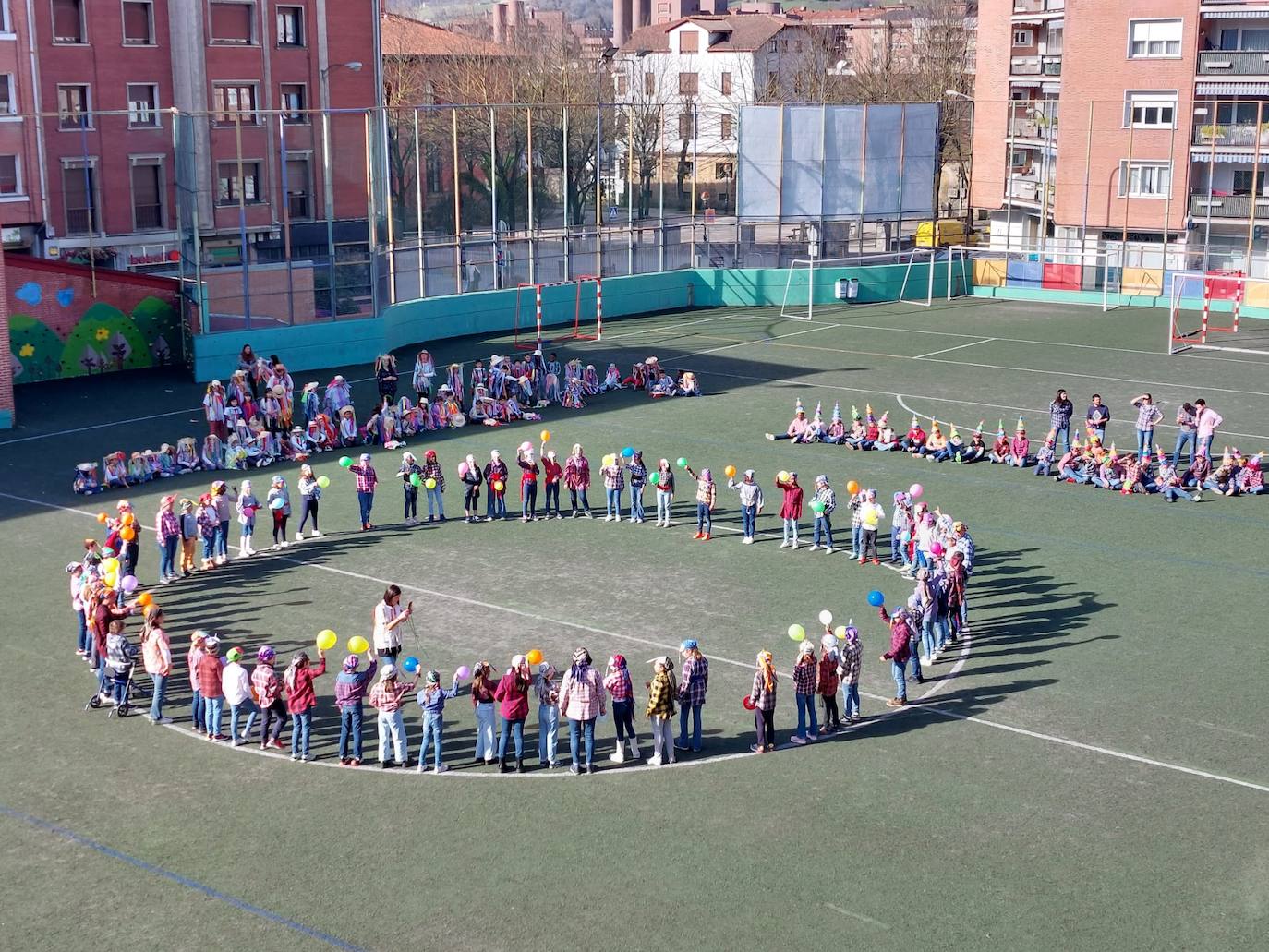 El colegio San José Jesuitak de Durango da la bienvenida a los carnavales