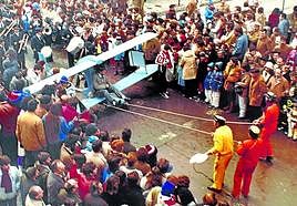 Indarra sacó un avioncito (que intentó despegar) durante el desfile de 1983.