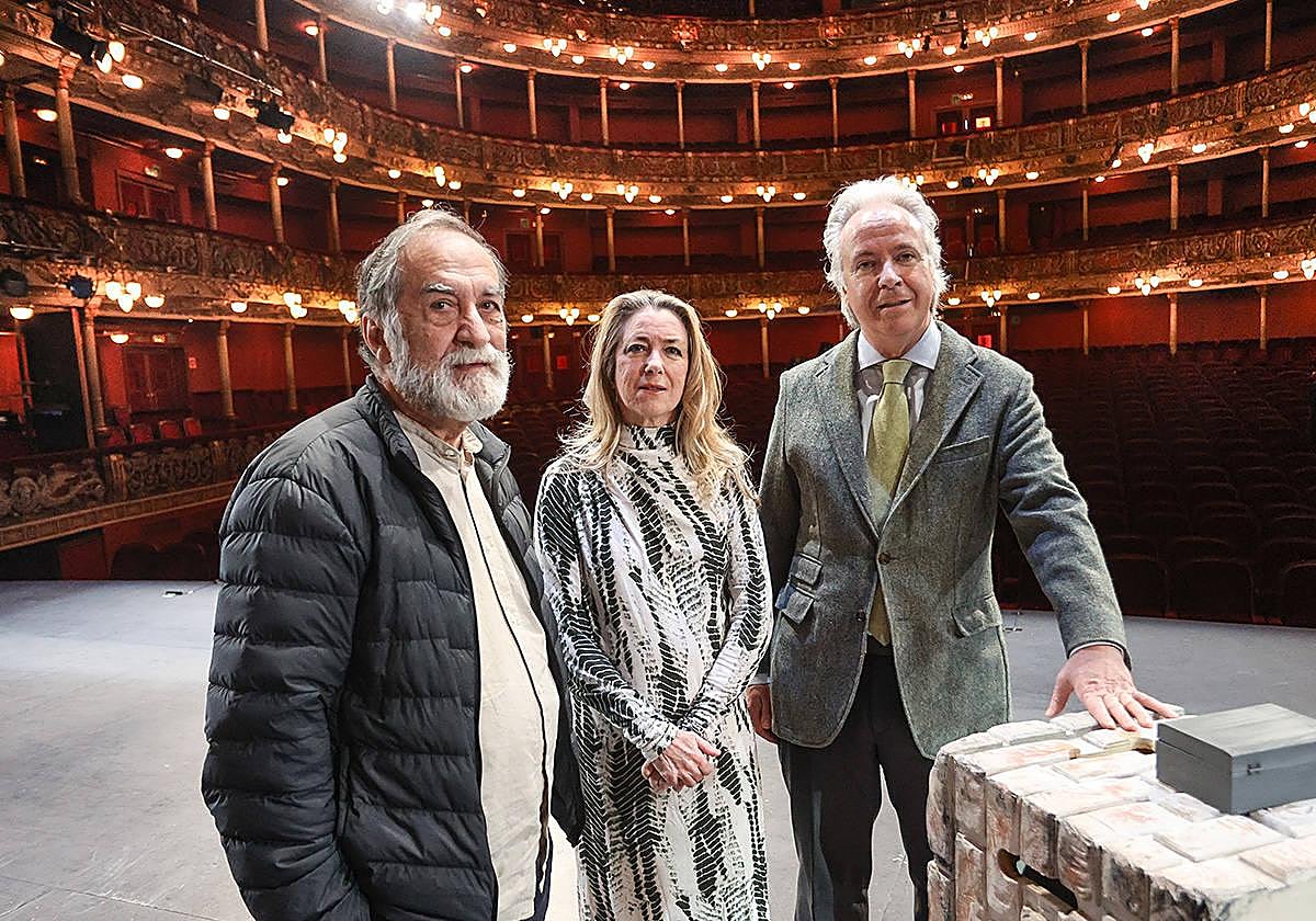 Ramón Barea y los sobrinos nietos de Pío Baroja, Carmen Caro Jaureguialzo y Pío Caro-Baroja Jaureguialzo, este viernes en el Teatro Arriaga.