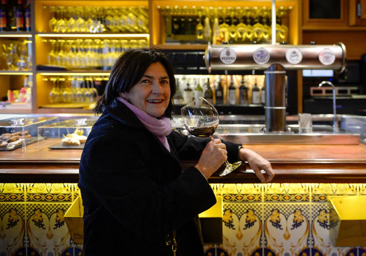 Ana Martín toma un vino de año en la barra del Mugi, en Pozas, atendida por Hugo Terraza y bajo la atenta mirada del patrón Juanma Díez, conocido de antiguo.