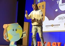 Julian Iantzi animando a los estudiantes.