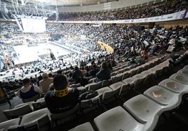 Este jueves quedaron muchos asientos vacíos en el Palau.