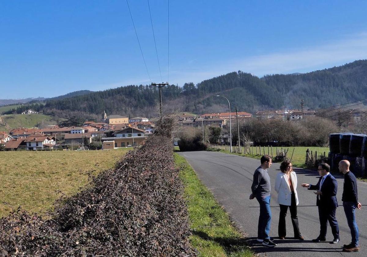 Sergio Murillo e Elixabete Etxanobe, junto a representantes municipales, en la zona donde se construirá.