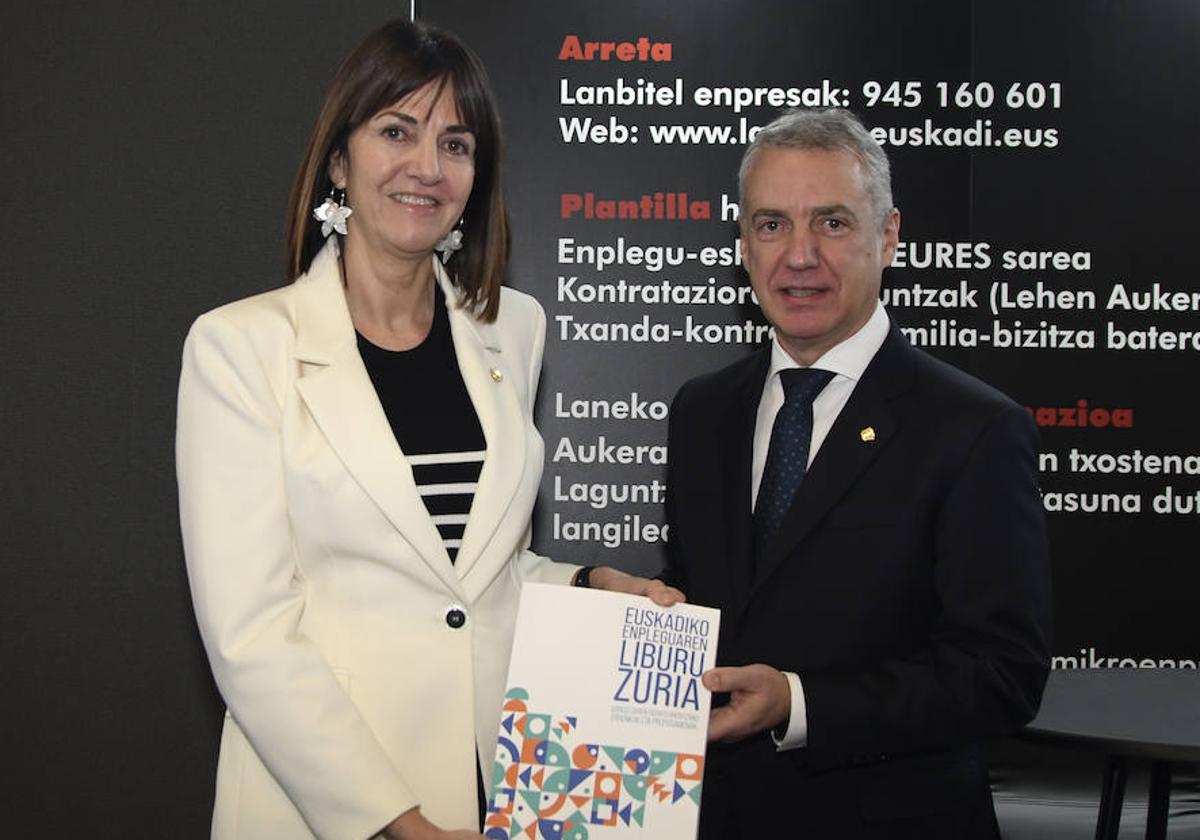 El lehendakari Urkullu e Idoia Mendia, con el Libro Blanco sobre el Empleo en Euskadi.