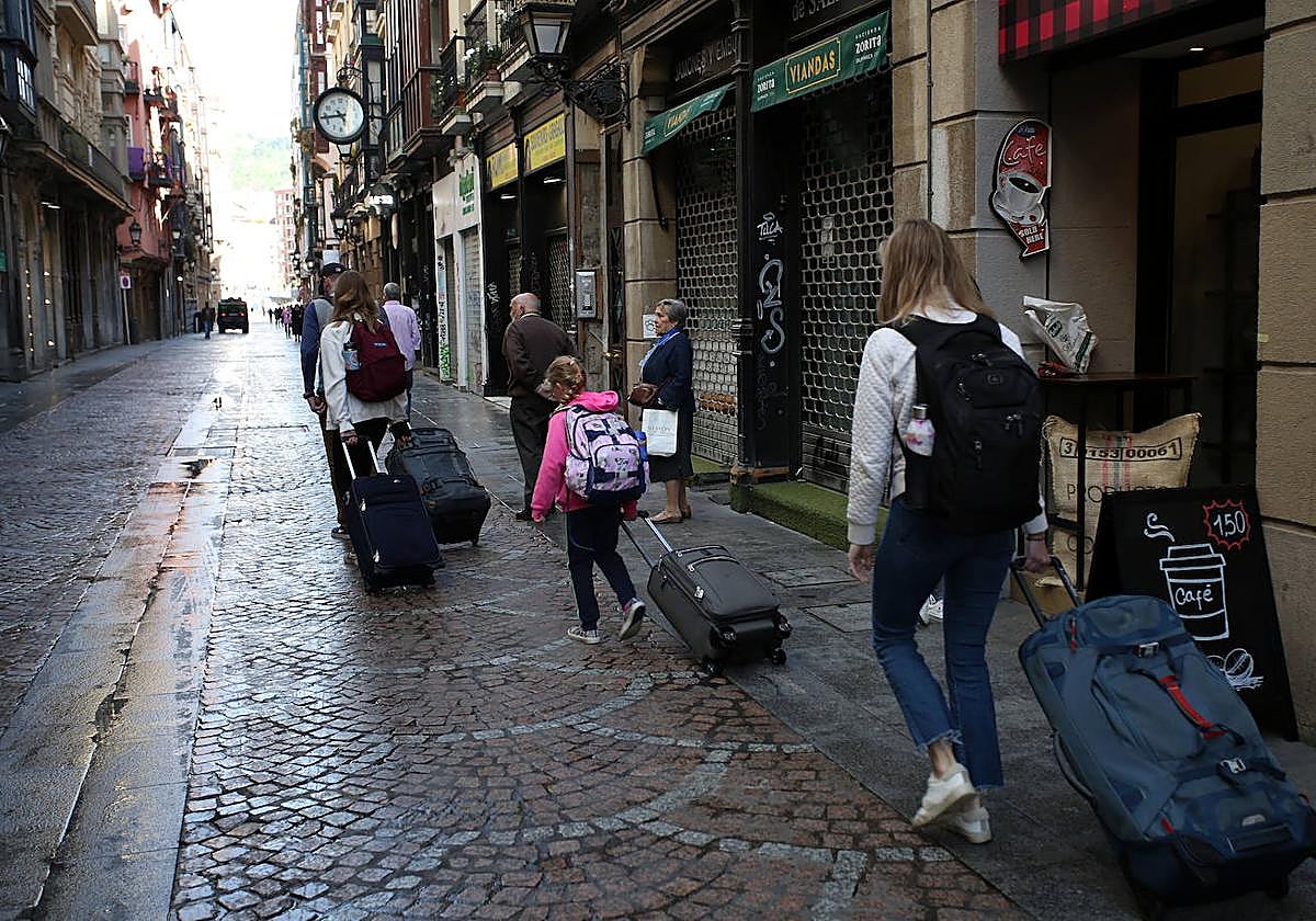 Turistas por las calles de Bilbao