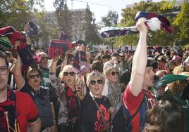 Un millar de aficionados dan forma a la kalejira azulgrana que anima la Copa del Rey de Badalona.