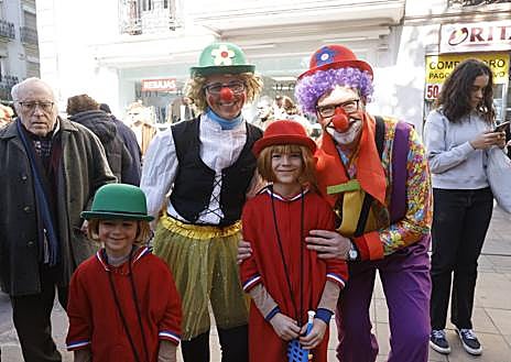 Imagen secundaria 1 - Una multitud acompañó a K de Calle, grupo de espectáculo callejero.