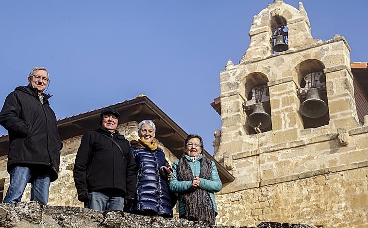 Imagen principal - Los vecinos, en la primera imagen. La espadaña de la iglesia y el dibujo de las trazas, que se encuentra en la nave de la iglesia donde se colocan los bancos habitualmente. 
