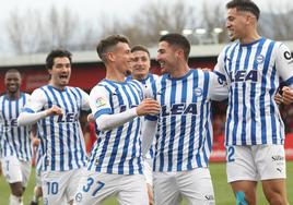 Jason, Antonio Blanco y Abqar felicitan a Toni Moya por su gol ante el Mirandés.