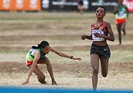 Gidey, a la izquierda, se desploma y es superada por Chebet. nueva campeona.