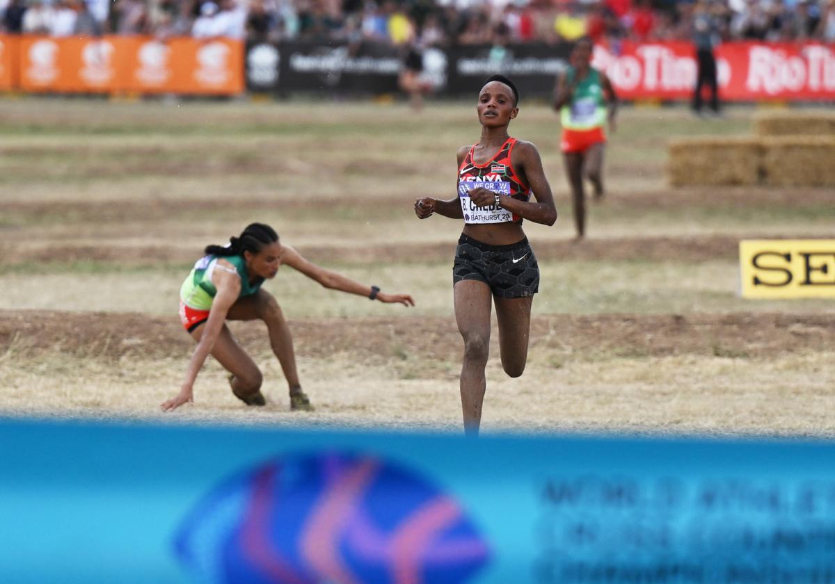 Gidey, a la izquierda, se desploma y es superada por Chebet. nueva campeona.