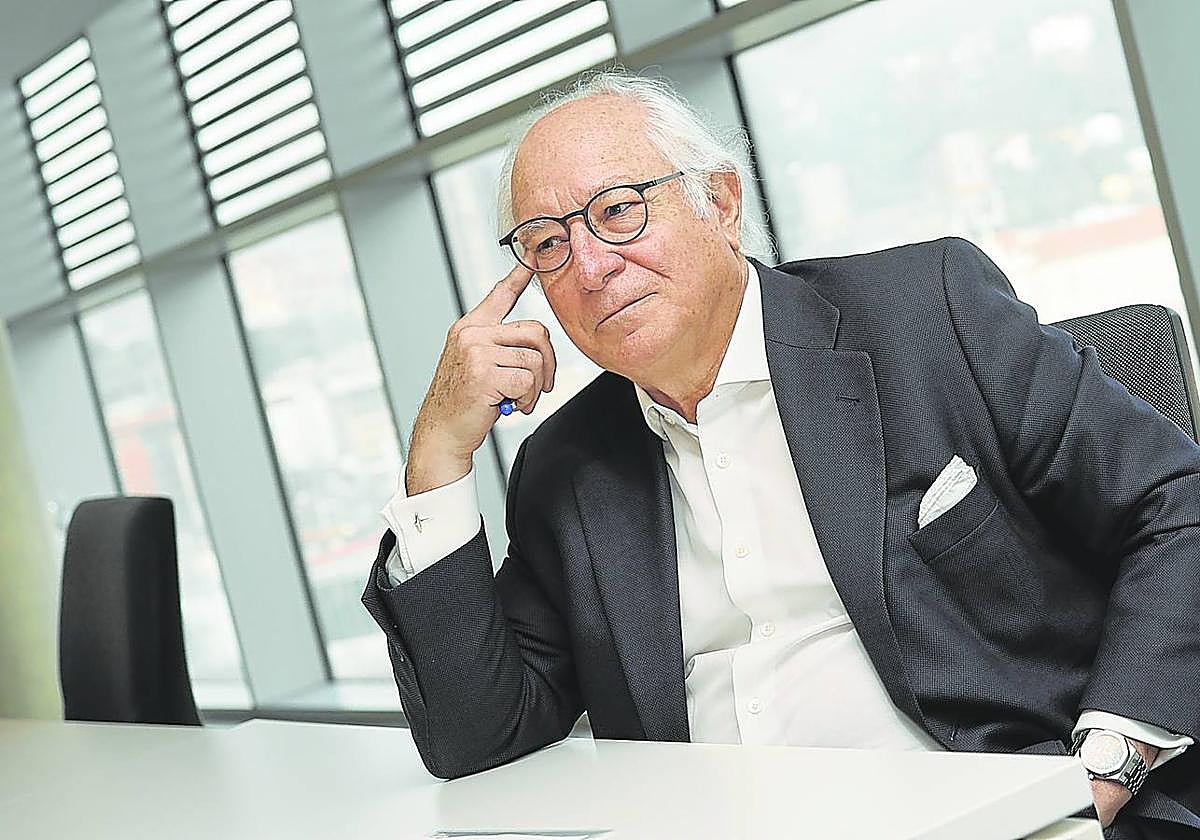 Juan María Nin, nuevo presidente de ITP, en el transcurso de la entrevista con la Universidad de Deusto, en la que estudió la carrera, al fondo.