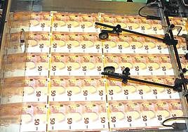 Una de las máquinas impresoras oficiales de billetes con una serie nominativa de 50 euros.