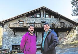 Los hijos de los fundadores del hotel, frente a la fachada principal del establecimiento.