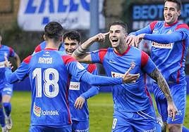 Los azules festejan un gol en Urritxe.