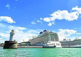 Dos cruceros de gran tamaño recalan al mismo tiempo en el muelle de Getxo, que será electrificado en 2025 para que los barcos puedan conectarse a la red general.