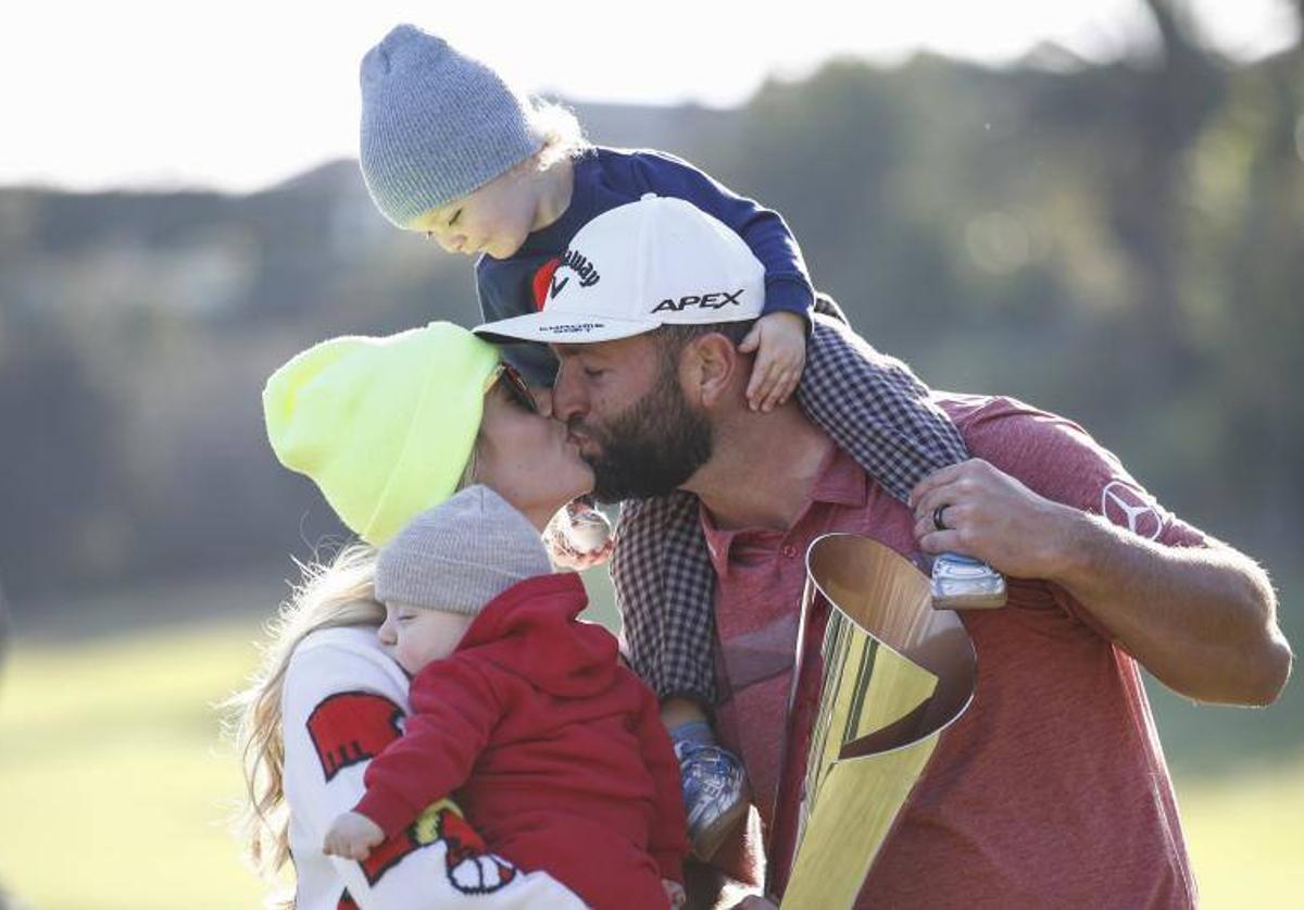 Jon Rahm celebra el triunfo con su familia.