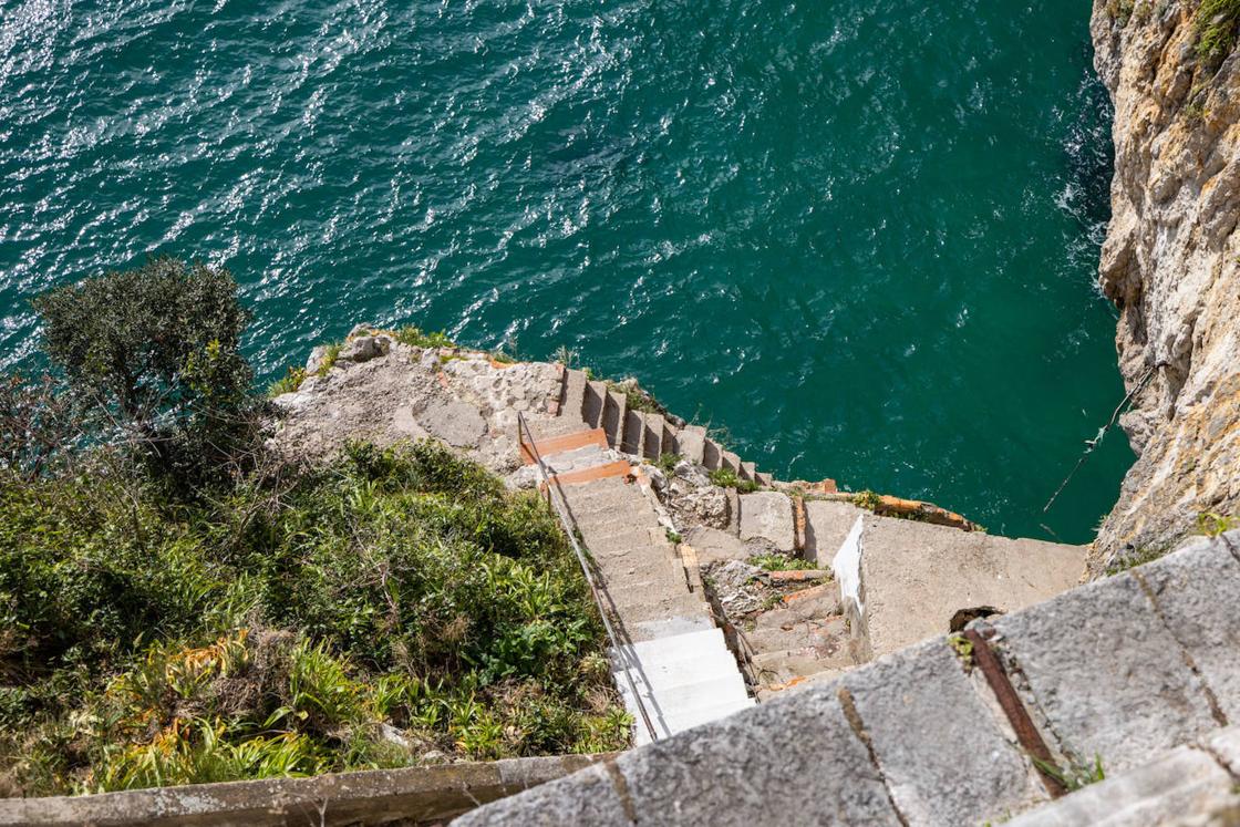 Escaleras de acceso al faro desde el mar.