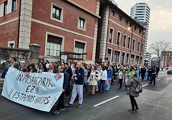 Sanitarios en la protesta de esta mañana junto al hospital de Basurto.