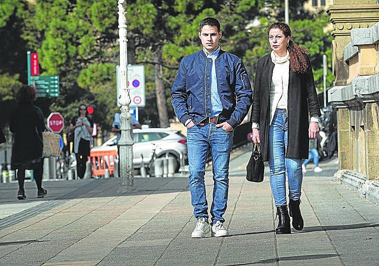 Iker Coca y su madre, Fátima Hacine-Bacha, pasean junto al lugar en el que Santi Coca fue agredido. Reconocen que evitan pasar por ahí.