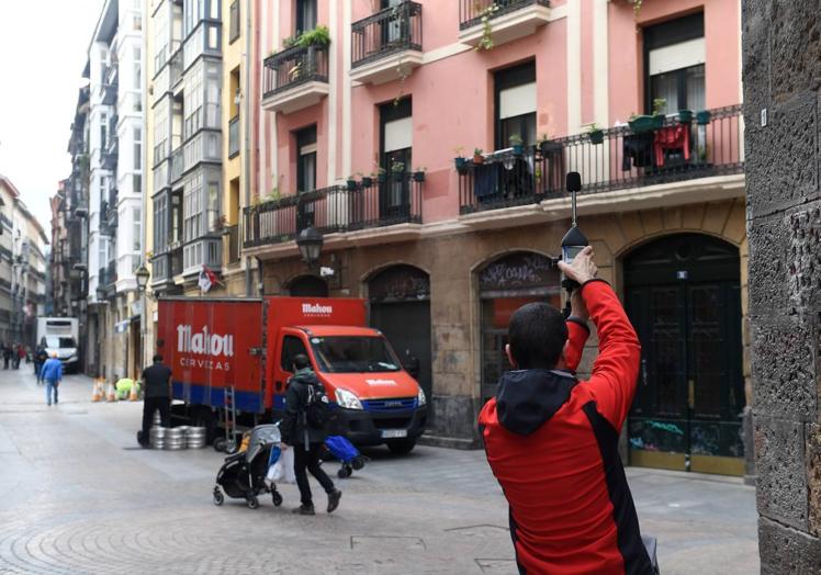 Un operario mide el ruido que provoca un camión de reparto