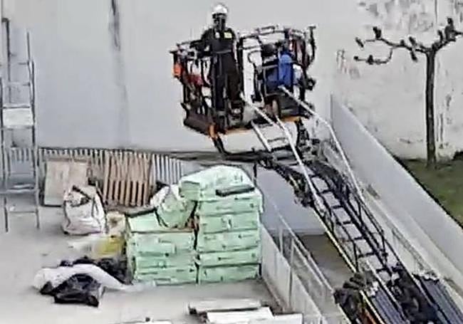 Los bomberos descienden con el hombre y la pequeña.