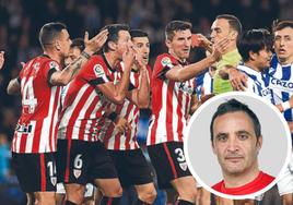 Jugadores del Athletic protestan por un penalti en Anoeta esta temporada.