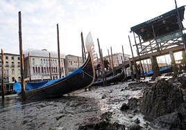 Gondolak lokatzetan sartuta.