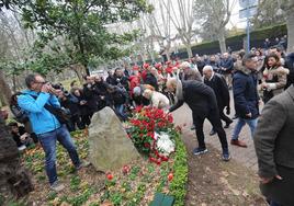 A la ofrenda floral han acudido las dos familias y numerosos ciudadanos.