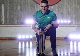 Ibon Navarro posa con la Copa, su primer trofeo como entrenador.