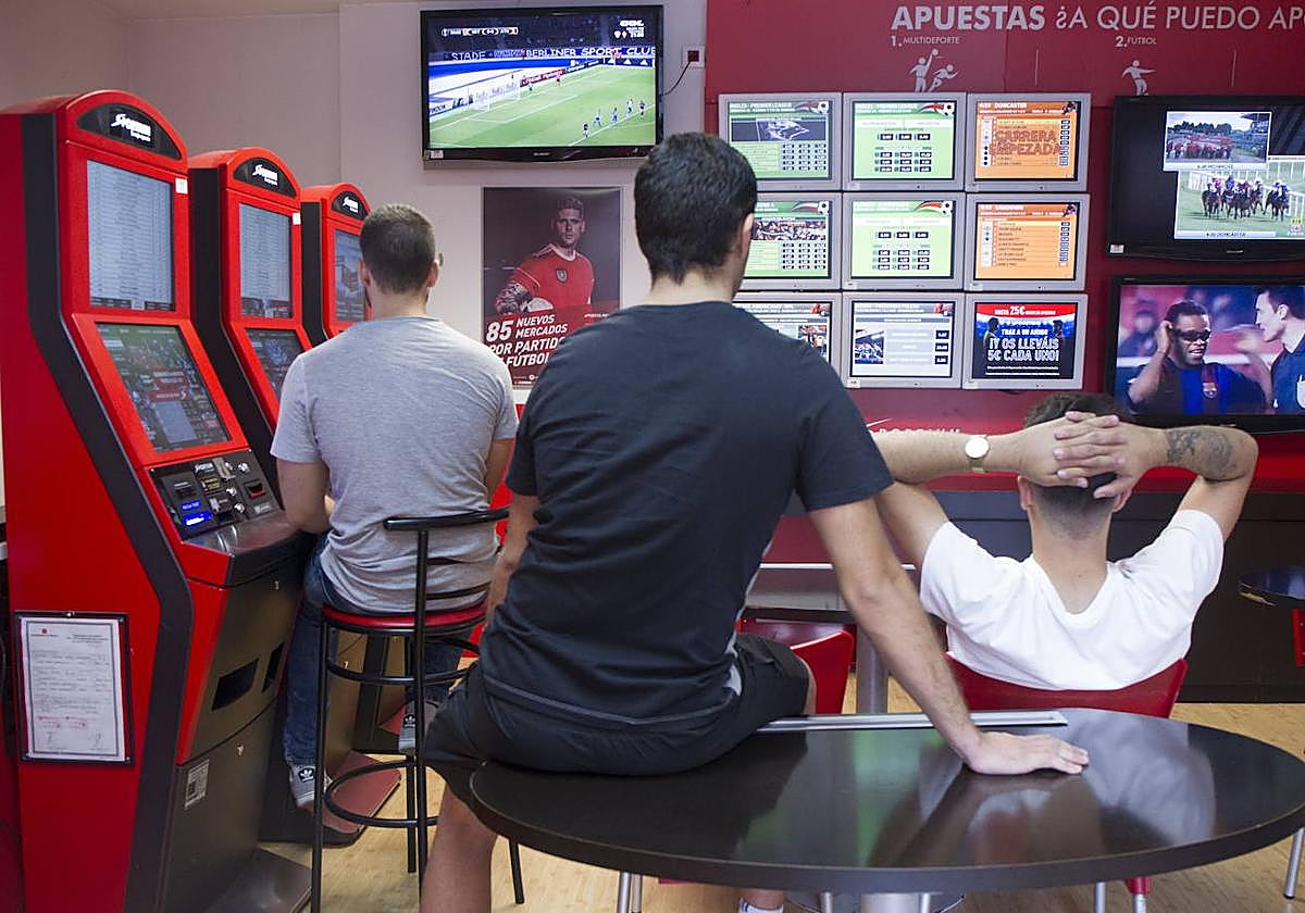 Unos jóvenes en un salón de apuestas