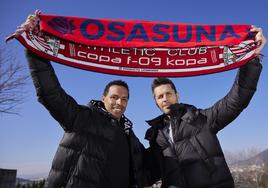 Valdo y Sola posan en el Castillo de Gorraiz con Pamplona al fondo.