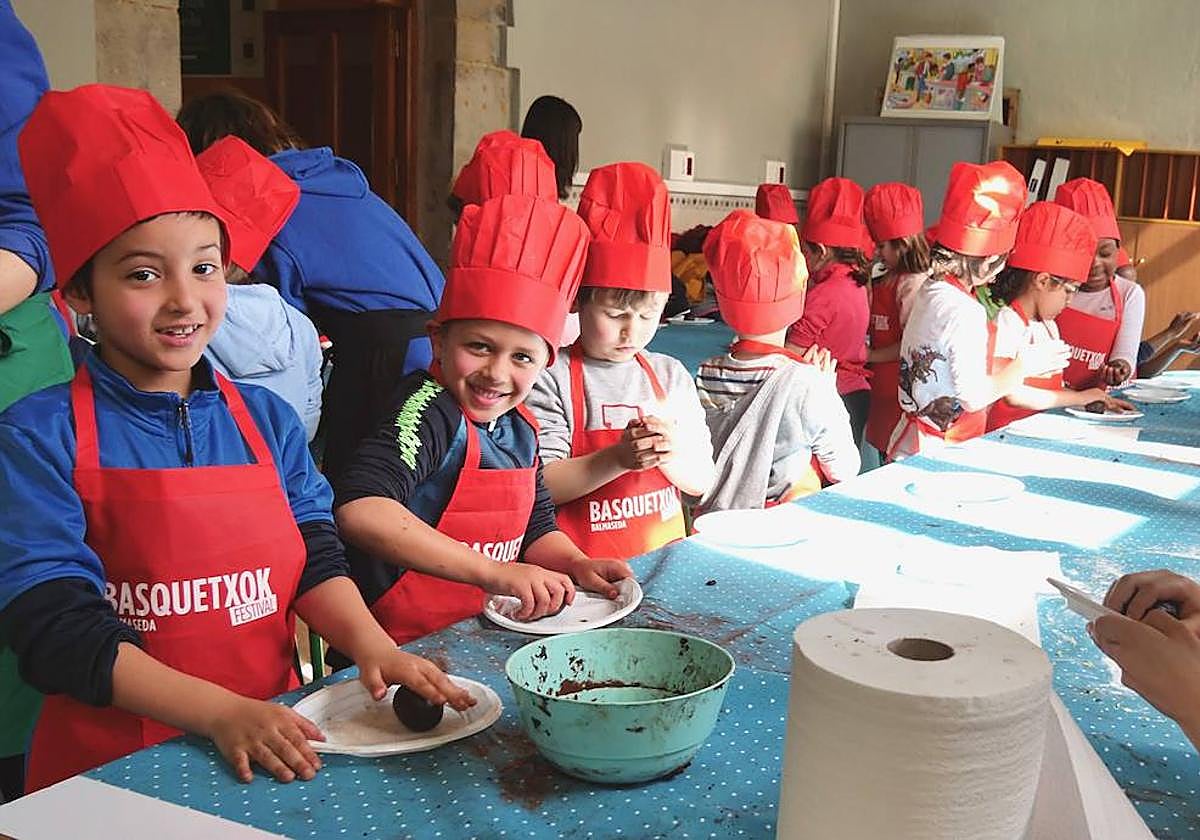 Varios niños y niñas aprendieron en la pasada edición a elaborar postres caseros con chocolate.