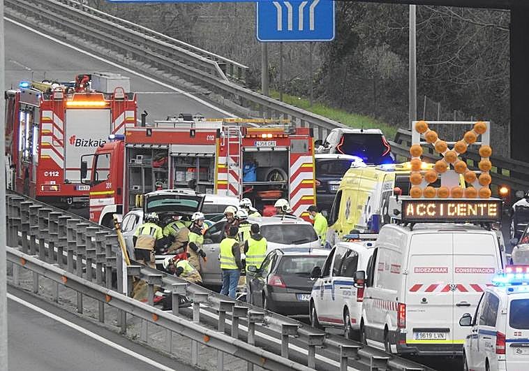 Los servicios de emergencias en el lugar del accidente.