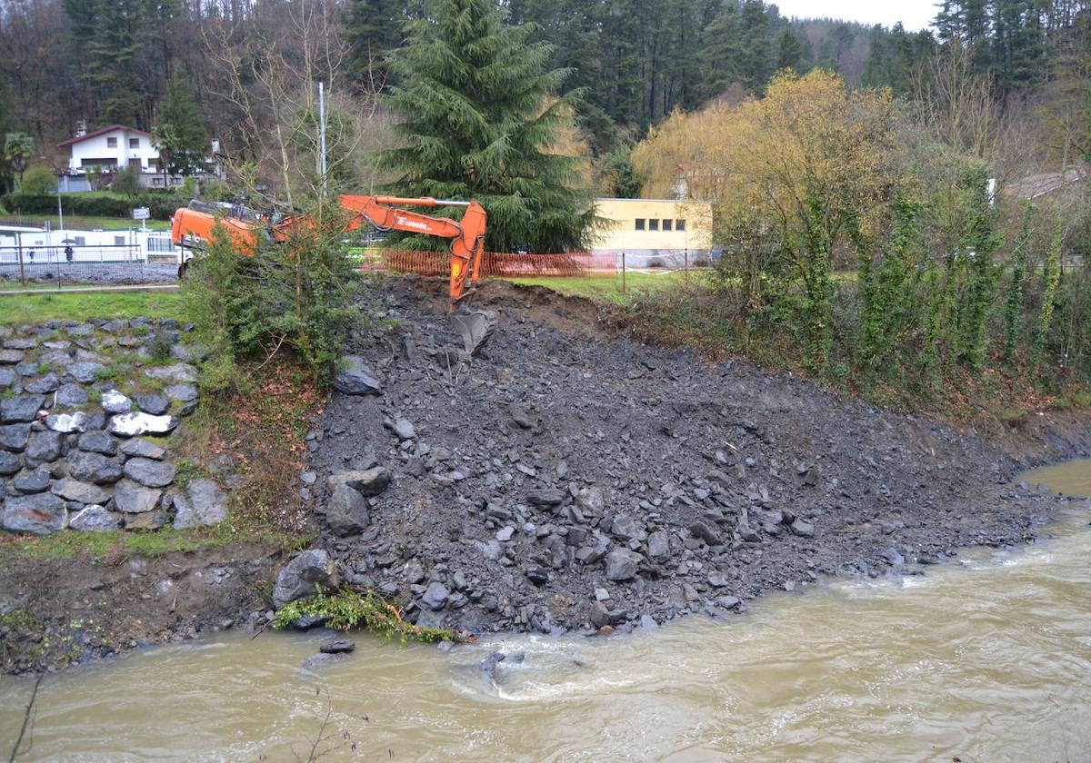 Las obras de encauzamiento han comenzado en Bitorika, a la altura del puente de Villosa.