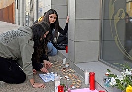 Tres jóvenes ponen velas en homenaje de la adolescente fallecida en Sallent