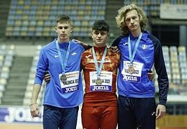 Markel Fernández, en el centro tras su victoria en los Juegos del Mediterráneo sub'23.