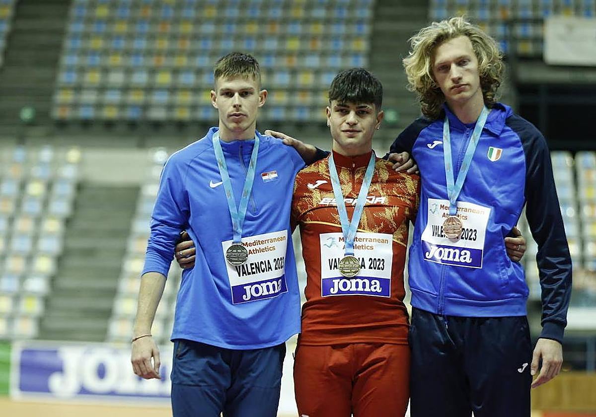 Markel Fernández, en el centro tras su victoria en los Juegos del Mediterráneo sub'23.