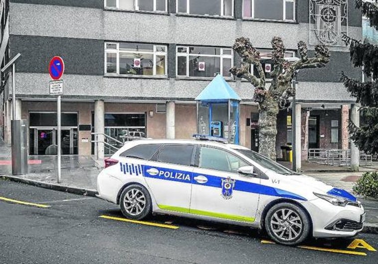 Los agentes estacionan en el exterior de la comisaría los vehículos.