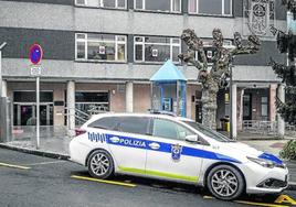 Los agentes estacionan en el exterior de la comisaría los vehículos.