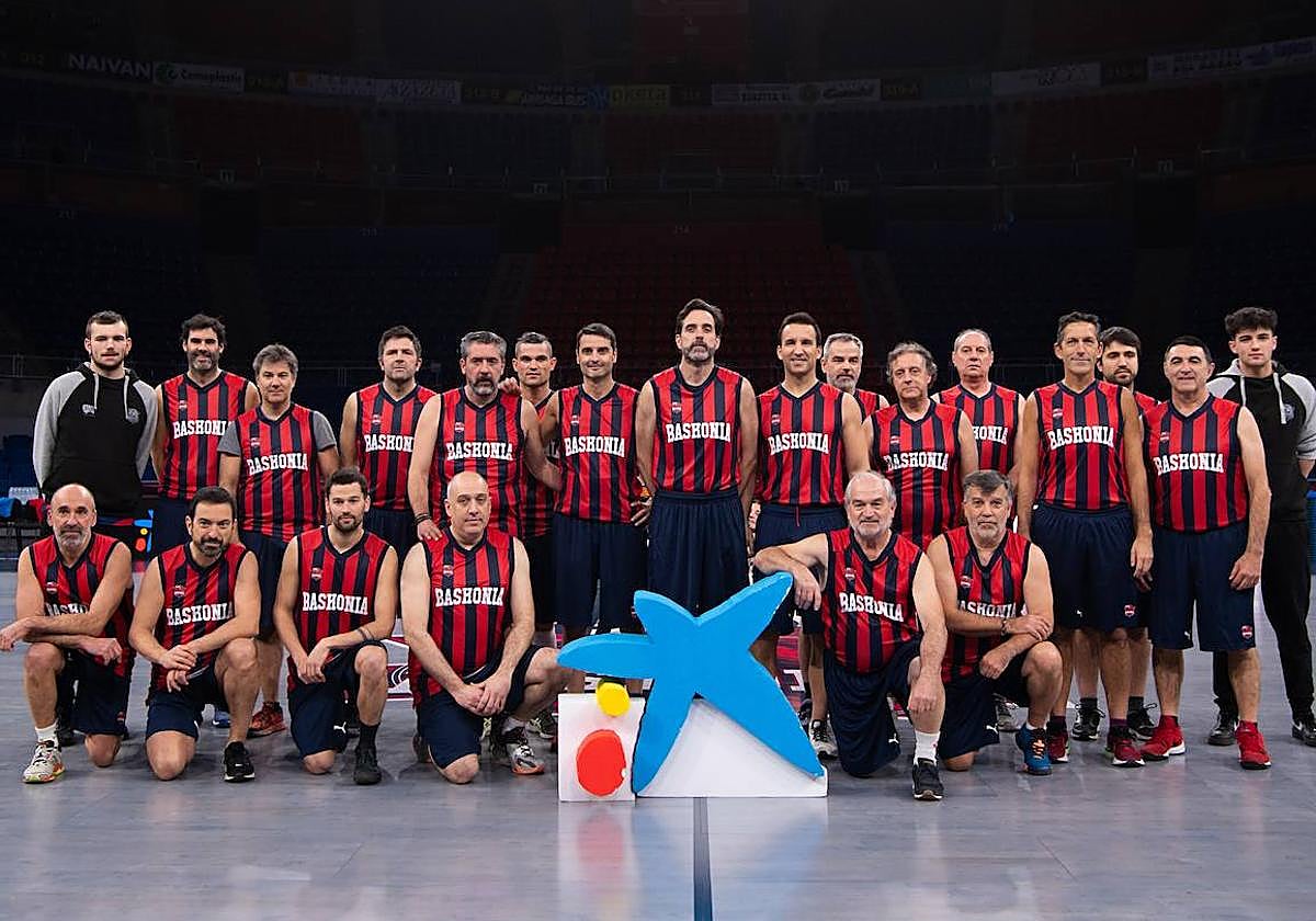 Los 24 aficionados baskonistas, sobre el parqué del Buesa Arena.