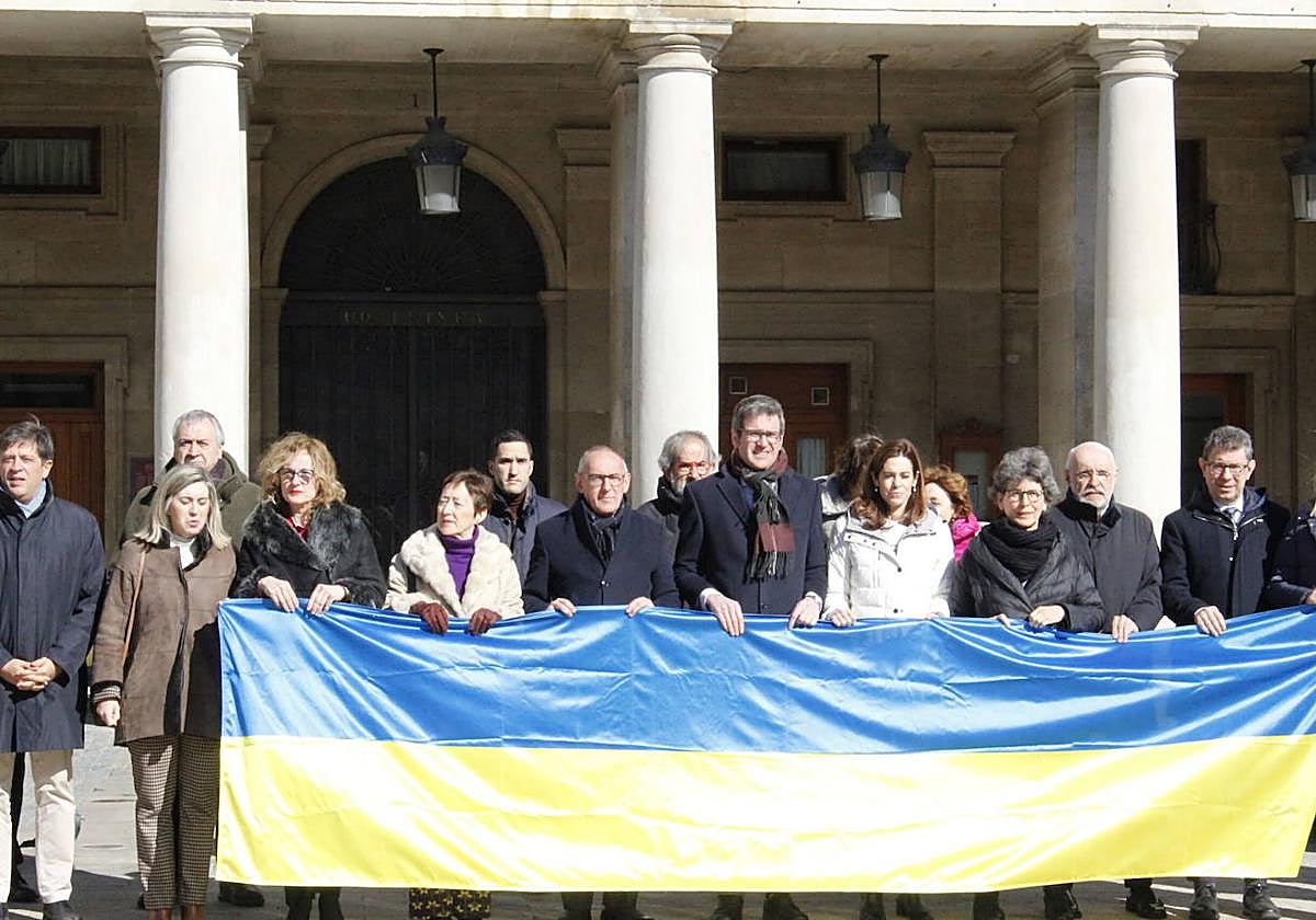 La Corporación municipal se ha sumado a la concentración convocada por Eudel.