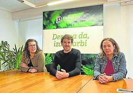 El presidente de la Mancomunidad, Iosu Apraiz, flanqueado por Uxue Zabaleta y Agurtzane Alkalde.