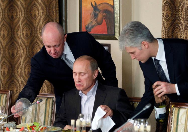 Prigozhin, a la izquierda, le sirve la comida a Putin.