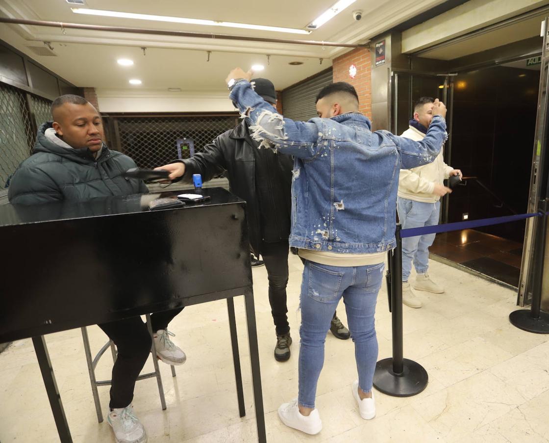 La mayoría de los clientes no ponen pegas a ser inspeccionados en la entrada de Brutal. 