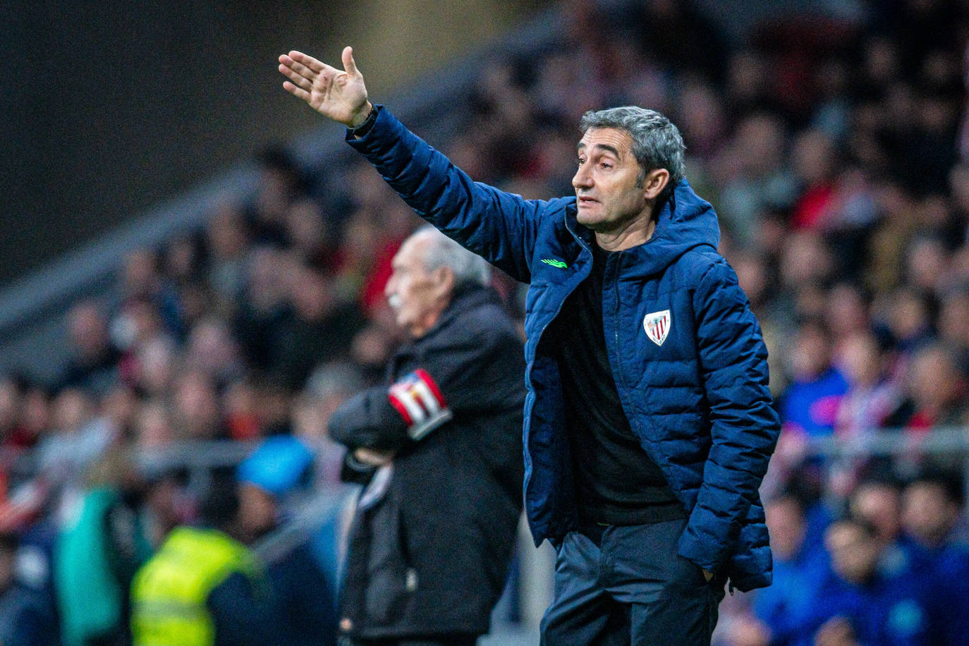 Valverde da instrucciones a sus hombres.