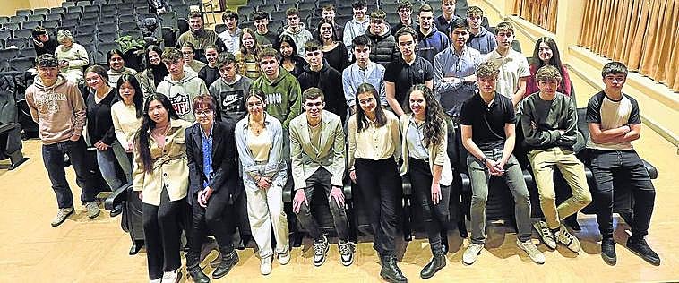 Las alumnas y alumnos representantes de los cinco grupos finalistas en la categoría para menores de 18 años en el salón de actos de la facultad de Economía y Empresa de la UPV.