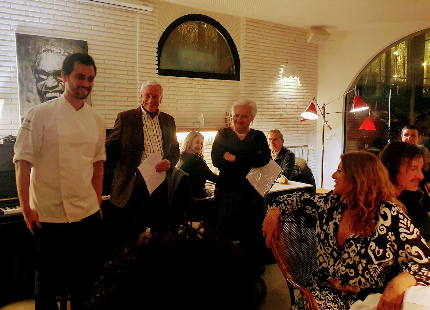 El cocinero de Mahasti Markel Ramiro, Bernard y Béatrice Nivollet, propietarios de la bodega Château Haut-Blanville, explican a los asistentes los platos –en esta ocasión todos llevaban trufa francesa del truficultor Christophe Meynard de Saint-Emilion– y los vinos de la AOP Grès de Montpellier.