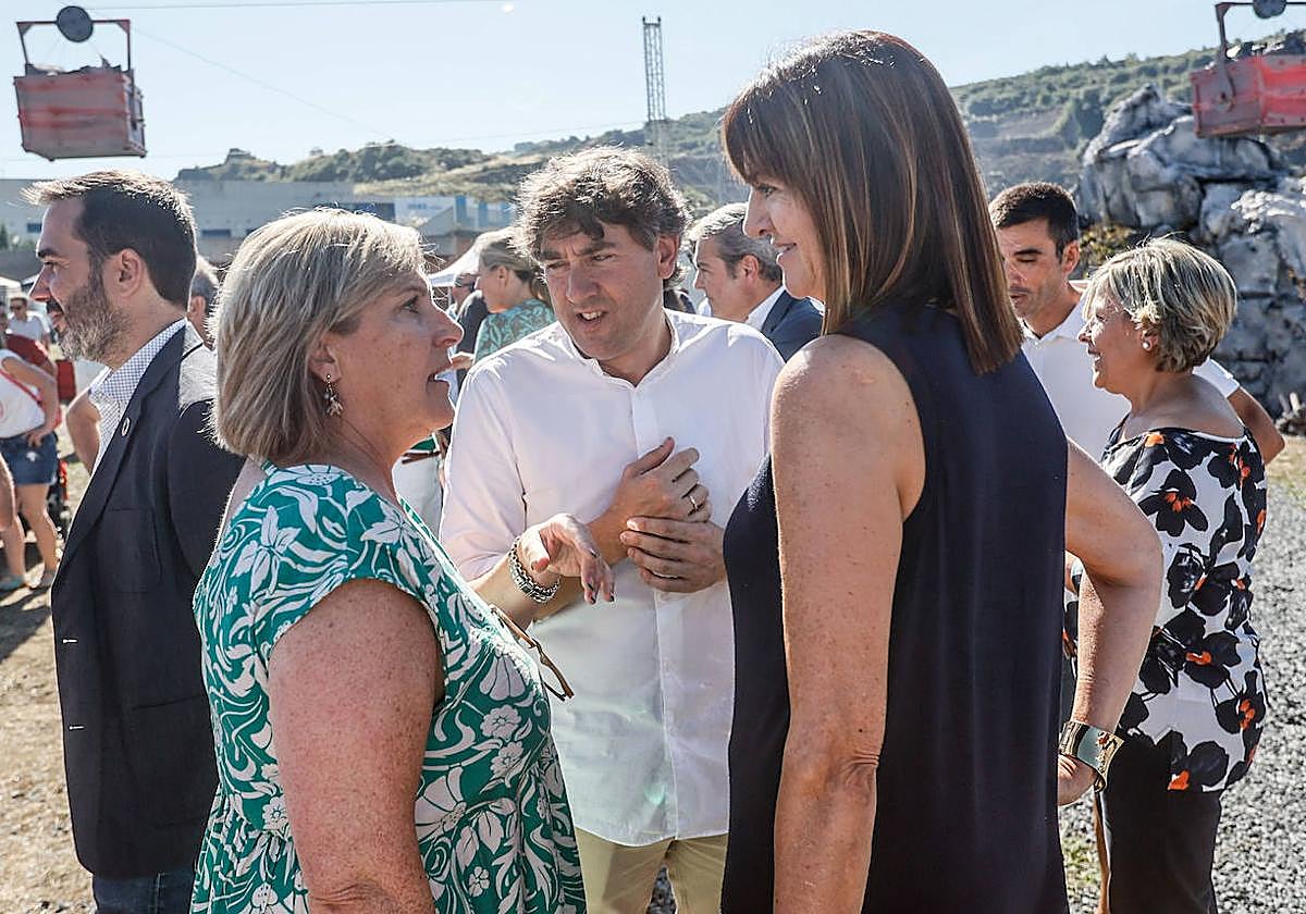 Eneko Andueza charla con Itxaso Atutxa e Idoia Mendia, en una imagen de archivo.