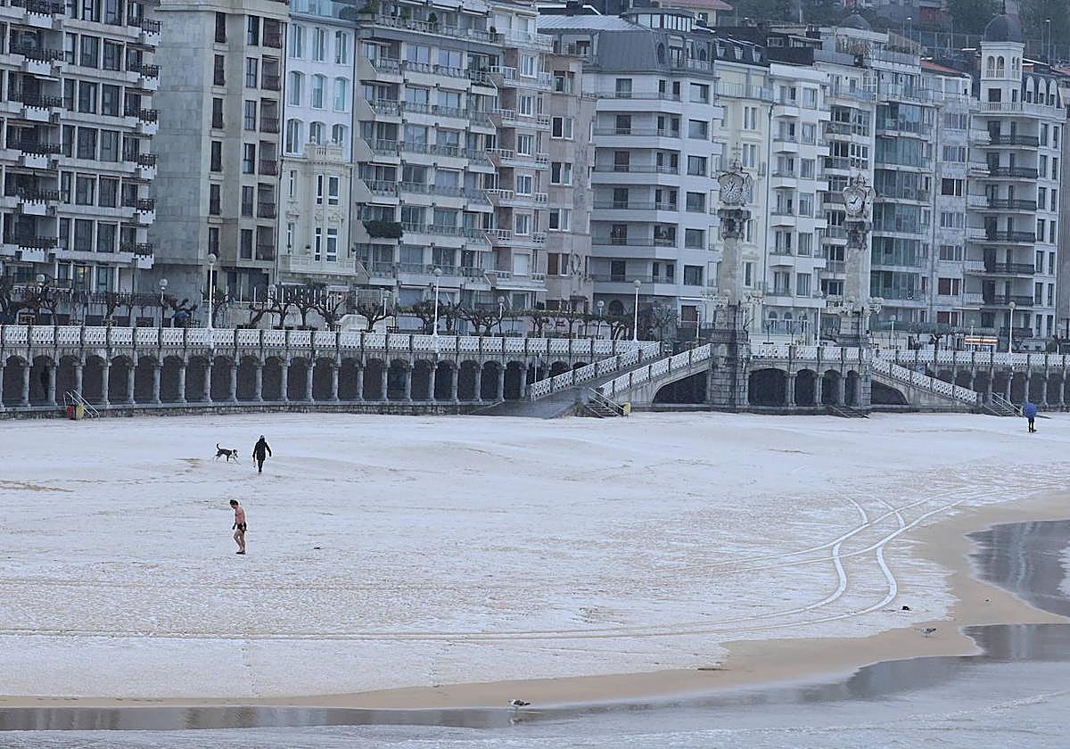 La playa de La Concha, nevada este lunes.